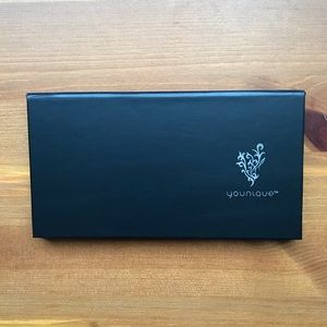 Younique 8 palette - BRAND NEW